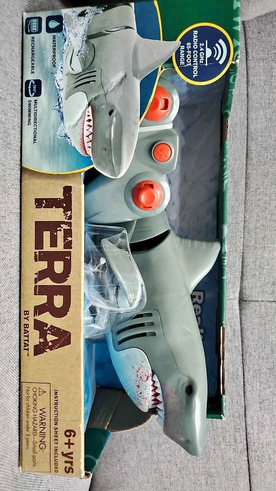Terra by Battat Swimming Shark Radio Control