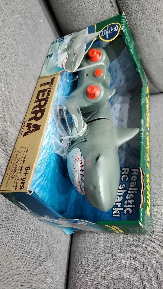 Terra by Battat Swimming Shark Radio Control - photo 2