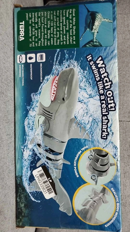 Terra by Battat Swimming Shark Radio Control - photo 3