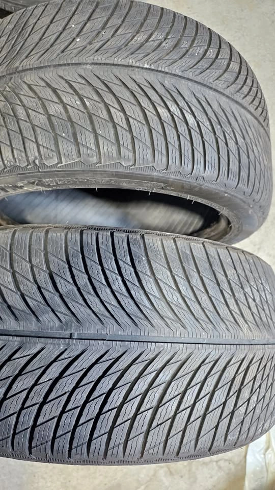 2 Michelin Winter Tires 285/40/19 - 80% Tread