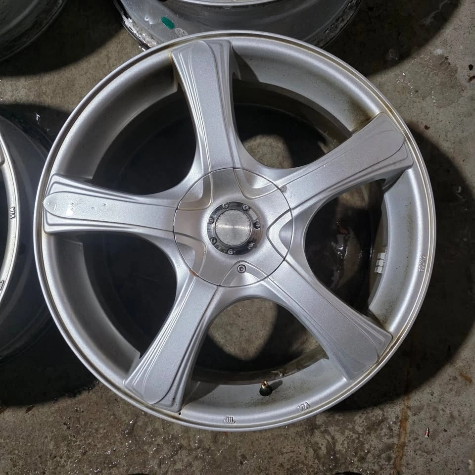 18 inch Alloy Rims 5x114.3 & 5x112 Dual Pattern - photo 2