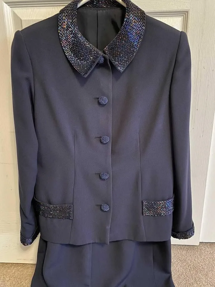 Like New - 2 Piece Gorgeous Custom Suit - photo 4