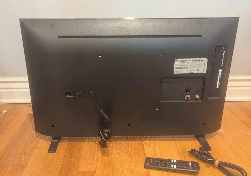 LG TV 28in Flat Screen Television - photo 2
