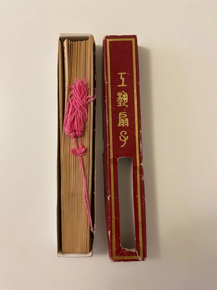 Antique Foldable Wood Hand Fan - photo 2