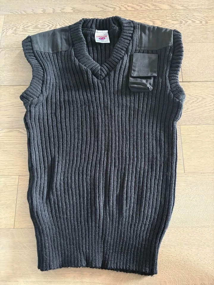 Woolly Pully Black V-Neck Vest - Men's Medium - photo 3