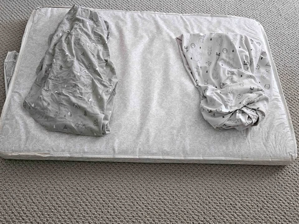 Mattress for crib or pack and play + 2 sheets
