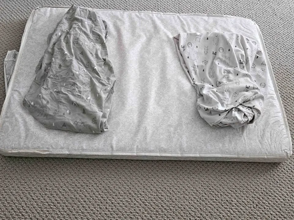Mattress for crib or pack and play + 2 sheets