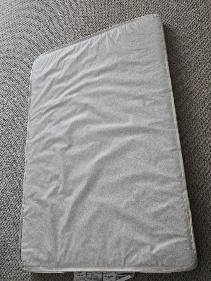 Mattress for crib or pack and play + 2 sheets - photo 2