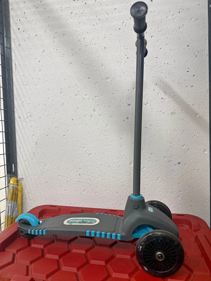 Little Tikes Lean to Turn Scooter, Blue