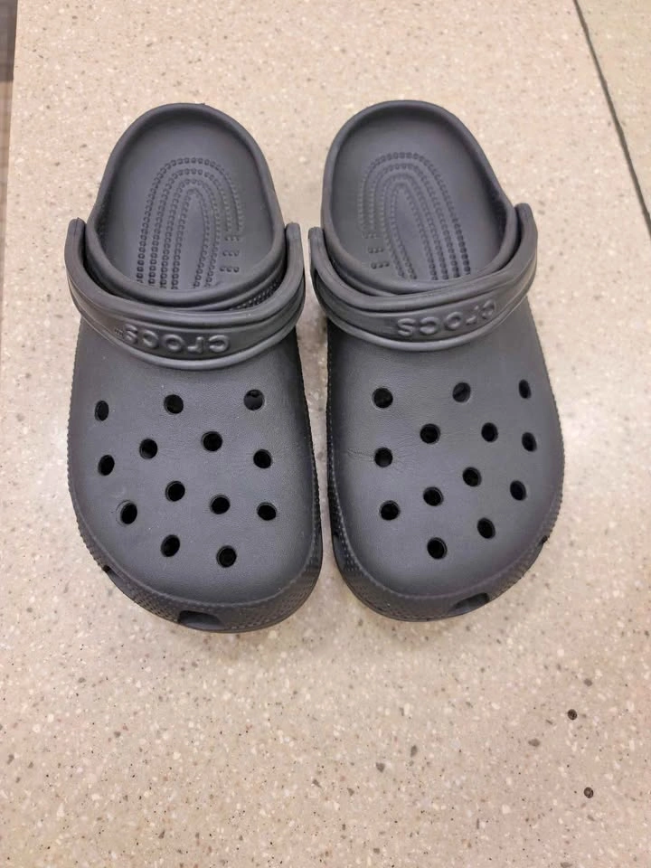 Black Crocs Classic Clogs M7 W9