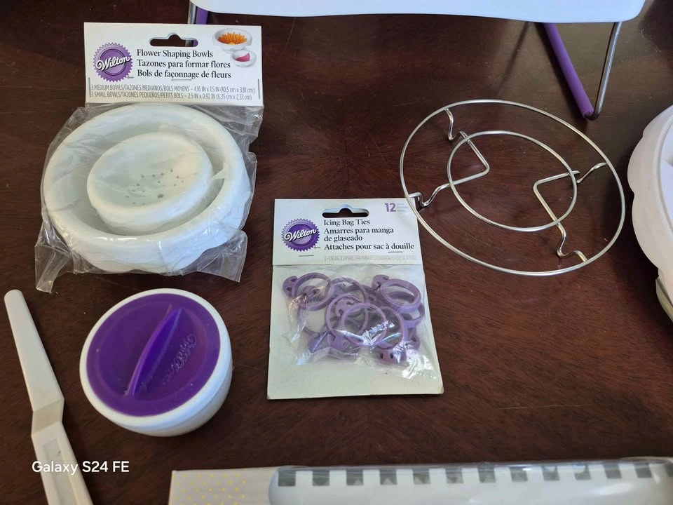 Wilton Cake Decorating Tool Set and Books - photo 2