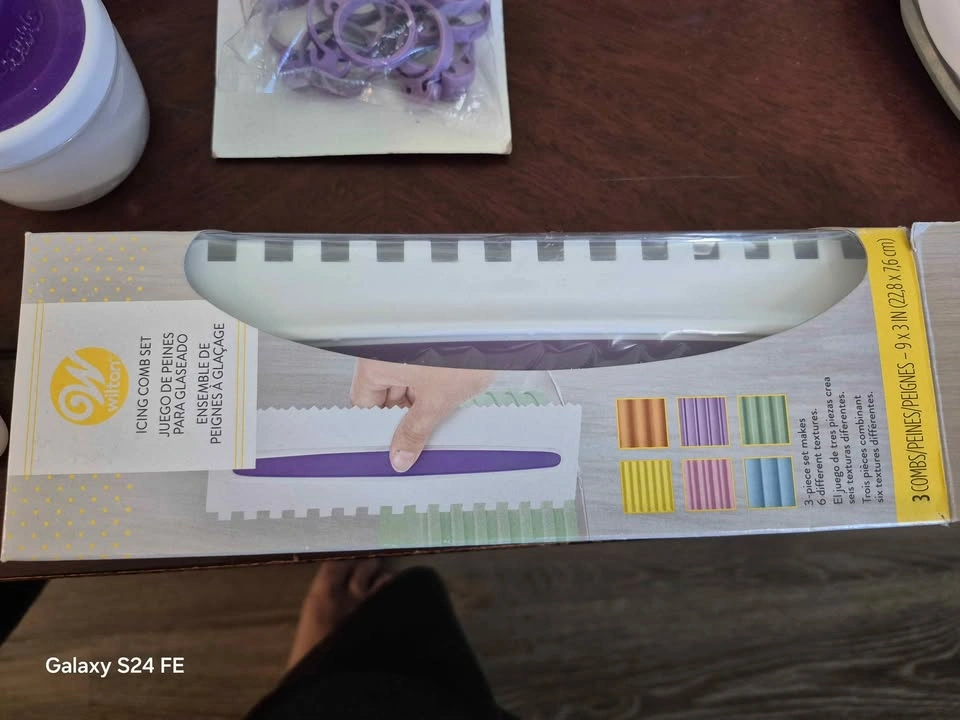 Wilton Cake Decorating Tool Set and Books - photo 3