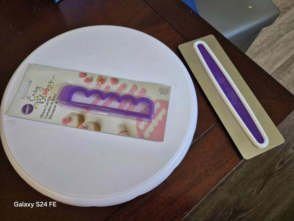 Wilton Cake Decorating Tool Set and Books - photo 4