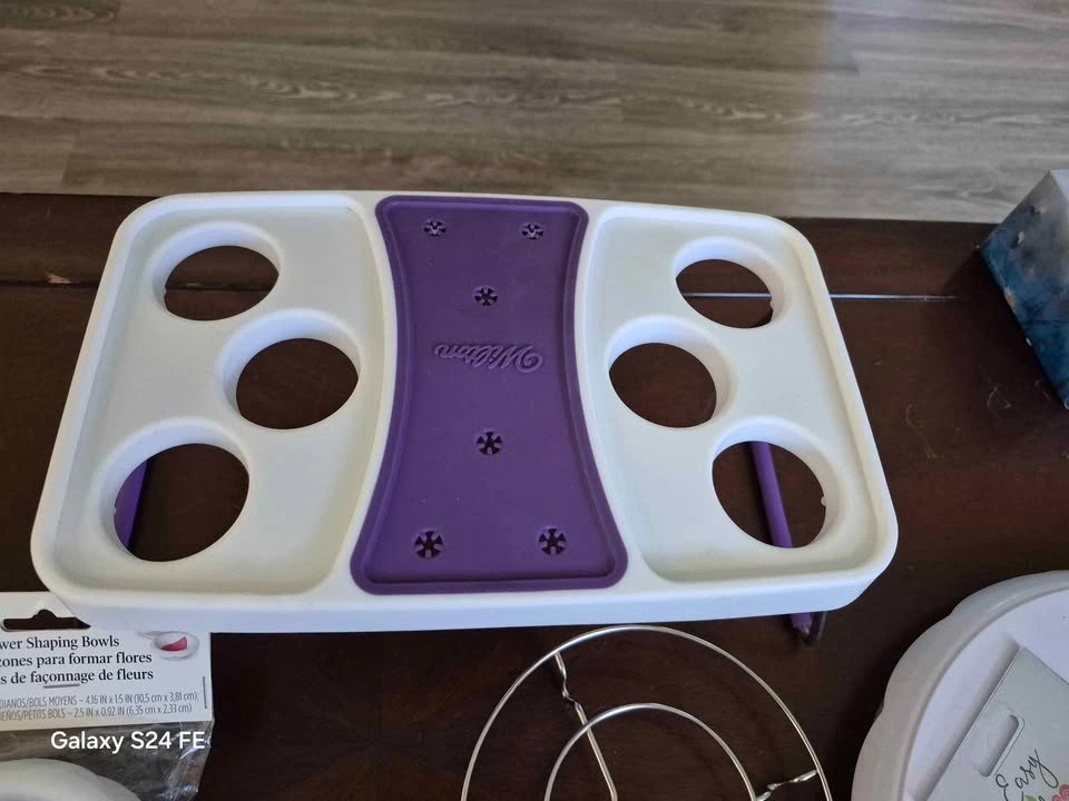 Wilton Cake Decorating Tool Set and Books - photo 5