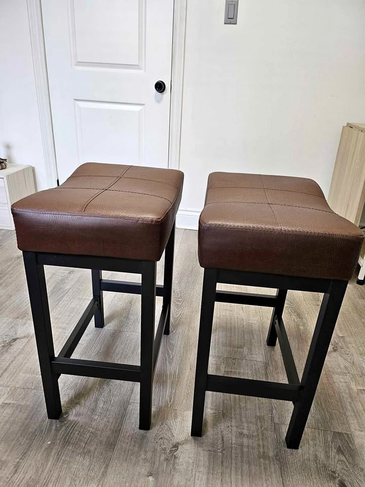 Bar stool with leather seat