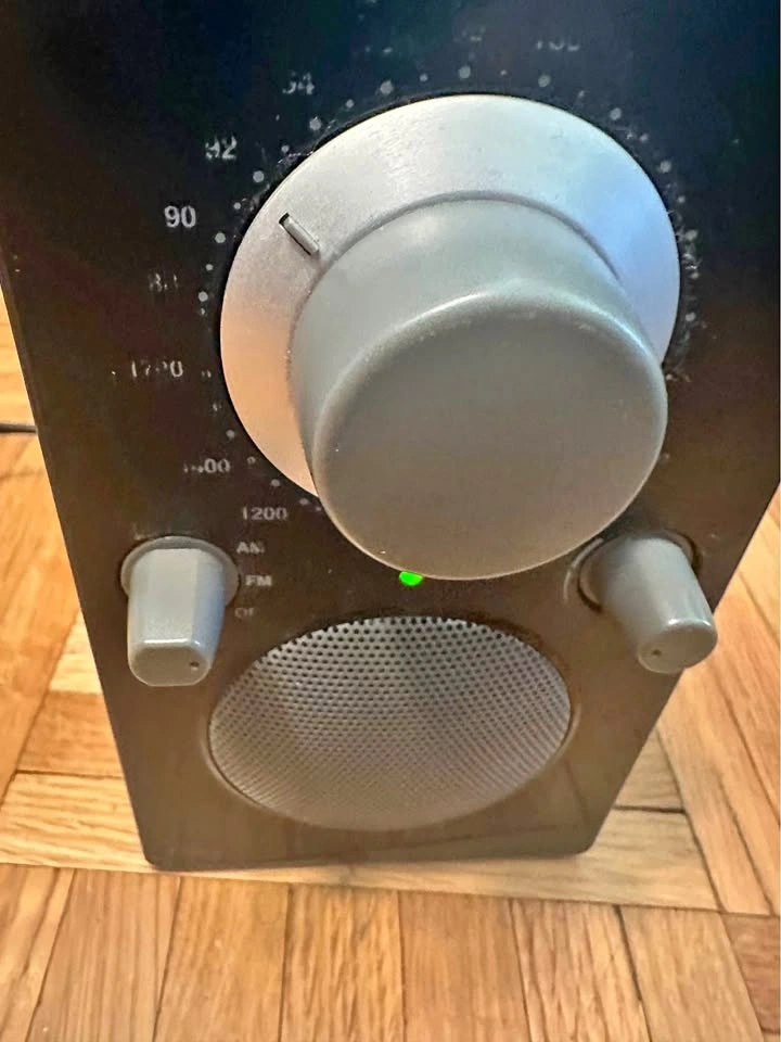 TIVOLI Audio PAL Henry Kloss Portable AM/FM Radio (needs new Bat