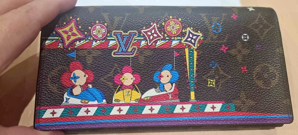 Louis Vuitton Sarah Monogram Vivienne Holiday Wallet
