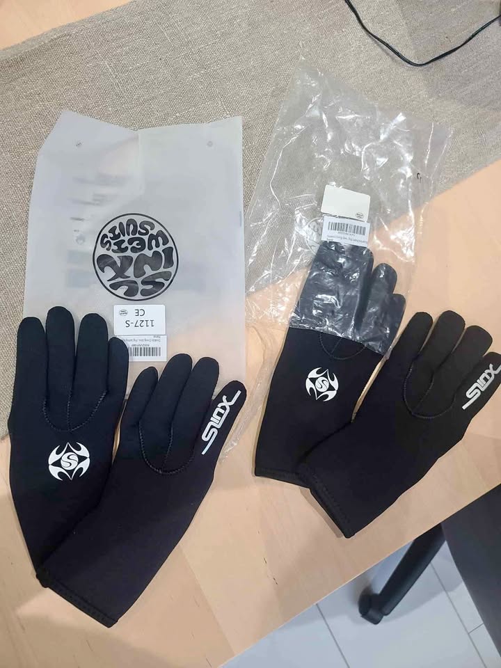 2x diving gloves - S and L
