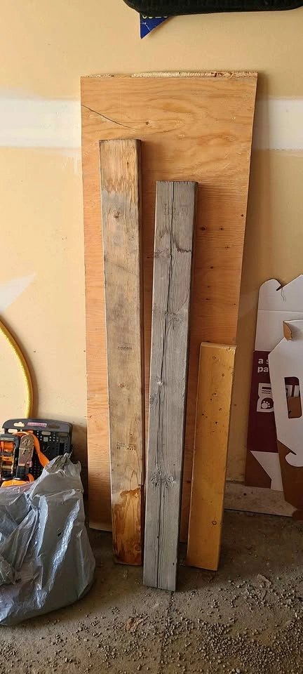 Miscellaneous wood pieces