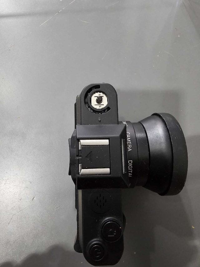 Vivitar VEC XX101 Digital Camera w/ Charger & 3 Batteries - photo 3