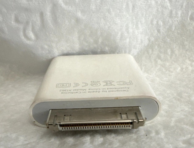 Genuine Apple A1362 iPad Camera Adapter - SD Card Reader - photo 2