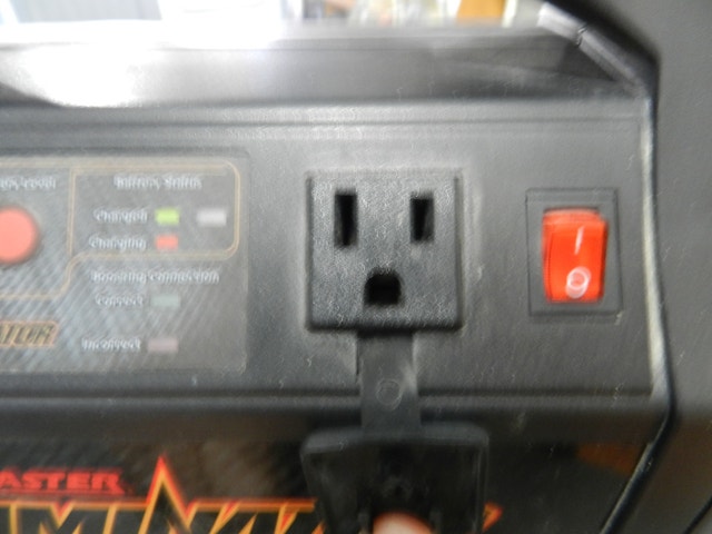 Motomaster Eliminator Power Box 400W NO AC ADAPTER - photo 3