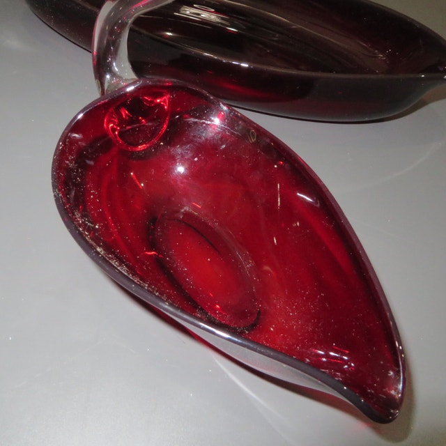 Two Vintage Viking Glass Scalloped Swans - photo 3
