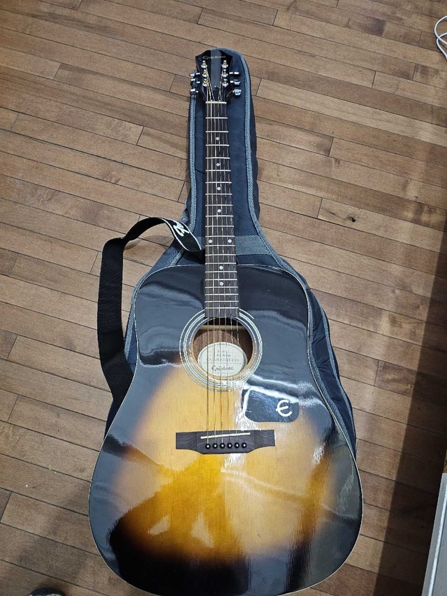 Epiphone FT-100VS Acoustic Guitar w/ Soft Case