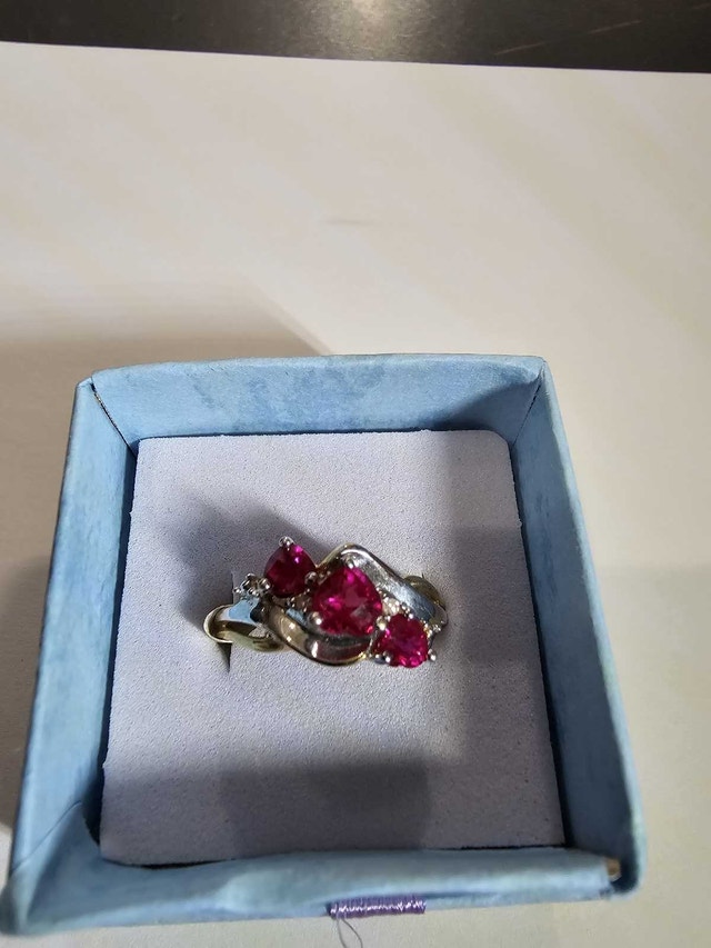 Ladies 10k Gold Ring - Size 7