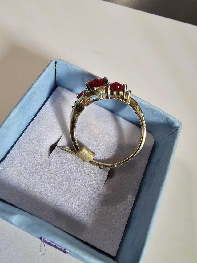 Ladies 10k Gold Ring - Size 7 - photo 2