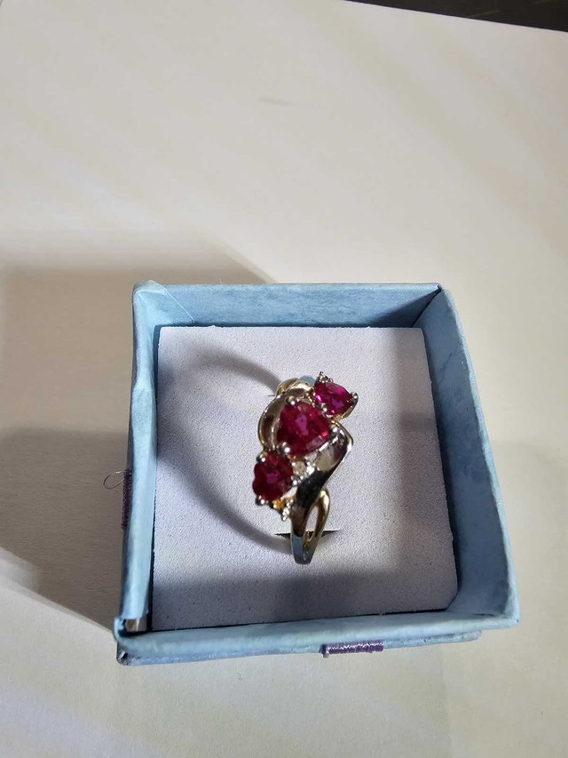 Ladies 10k Gold Ring - Size 7 - photo 3