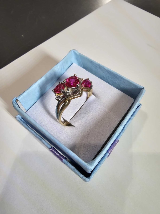 Ladies 10k Gold Ring - Size 7 - photo 4