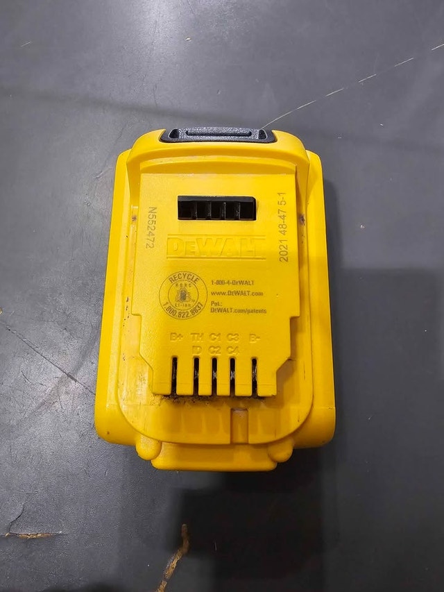 DeWalt 20V 5Ah Lithium-Ion Battery - photo 2