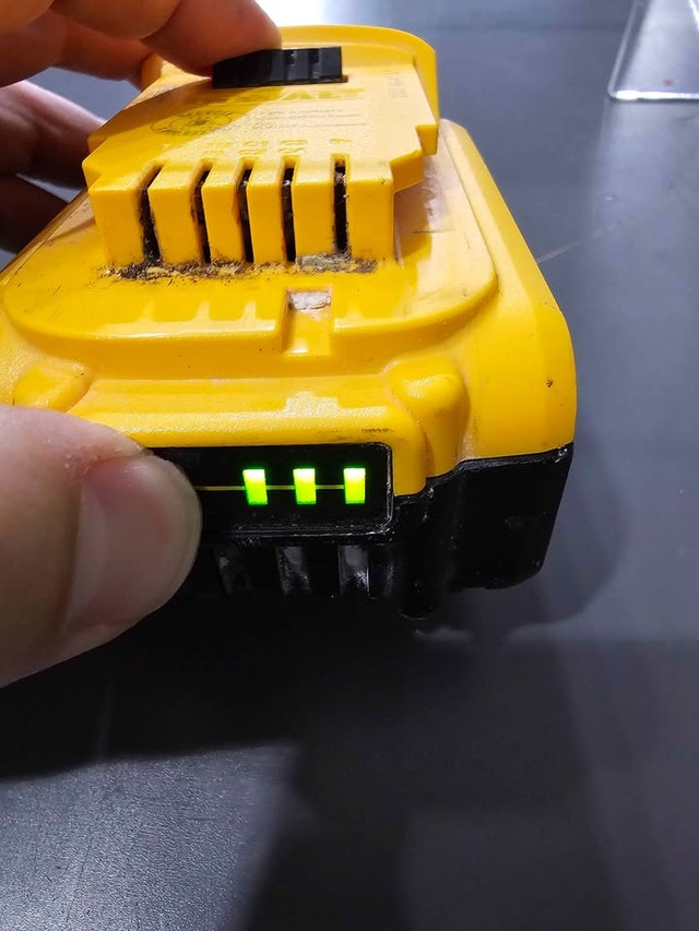 DeWalt 20V 5Ah Lithium-Ion Battery - photo 3