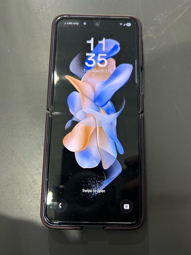 Samsung Galaxy Z Flip4 with Wireless Charging Case