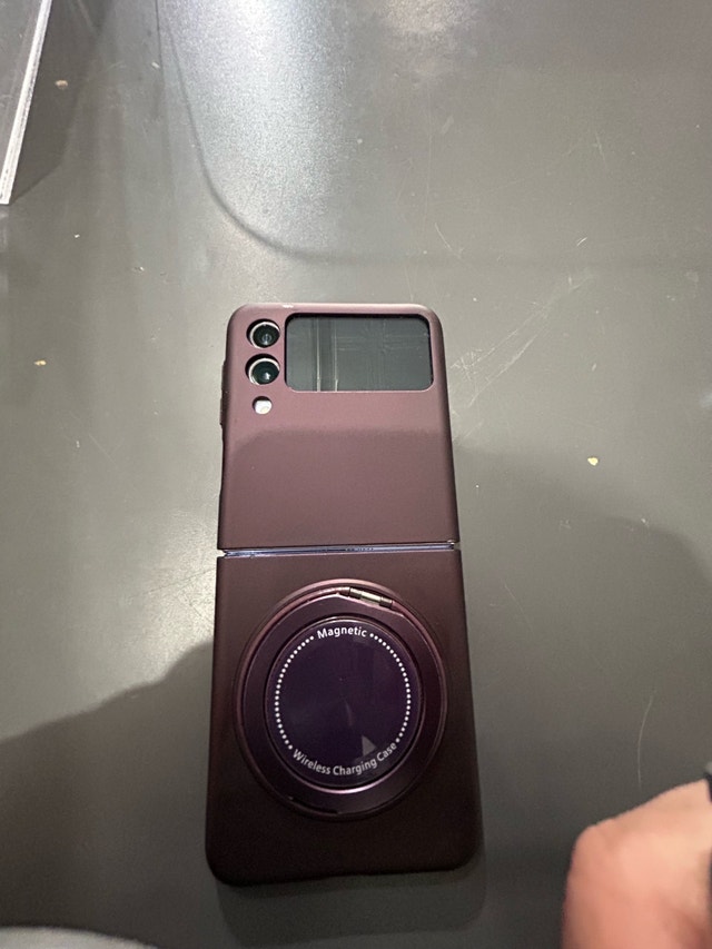 Samsung Galaxy Z Flip4 with Wireless Charging Case - photo 3