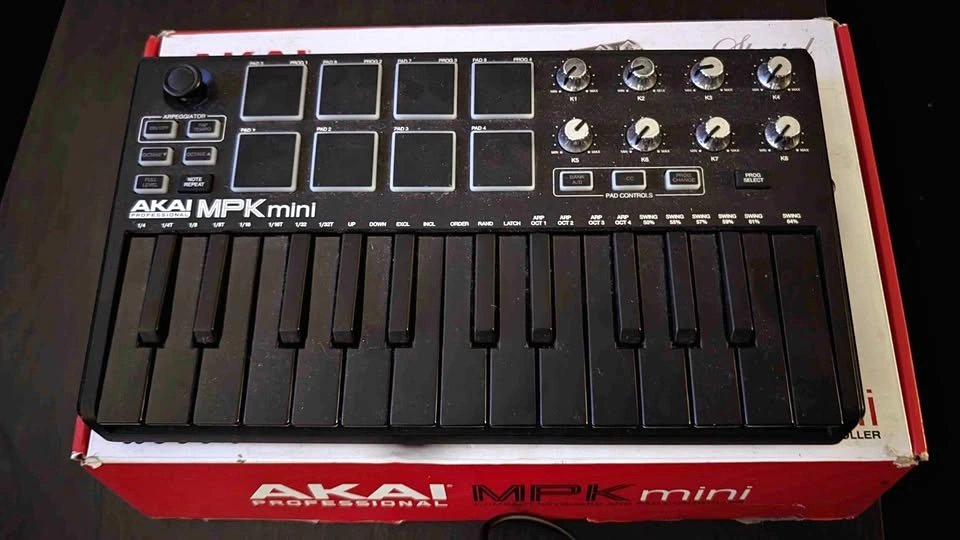 AKAI MPK MINI & HEADPHONES