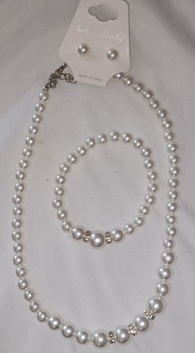 NEW 3Pcs Pearl Jewelry Set, Necklace, Earrings, Bracelet - photo 2