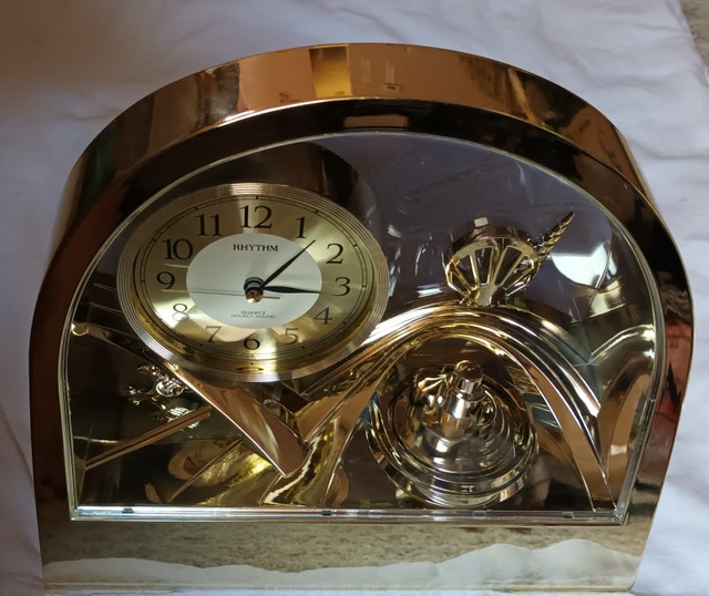 Rare Vintage Rhythm Quartz Gold Half Moon Clock - photo 3