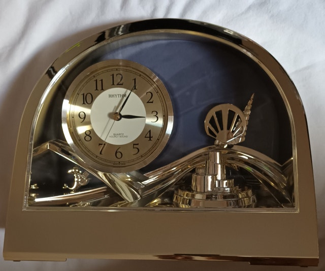 Rare Vintage Rhythm Quartz Gold Half Moon Clock - photo 4