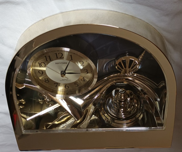 Rare Vintage Rhythm Quartz Gold Half Moon Clock - photo 5