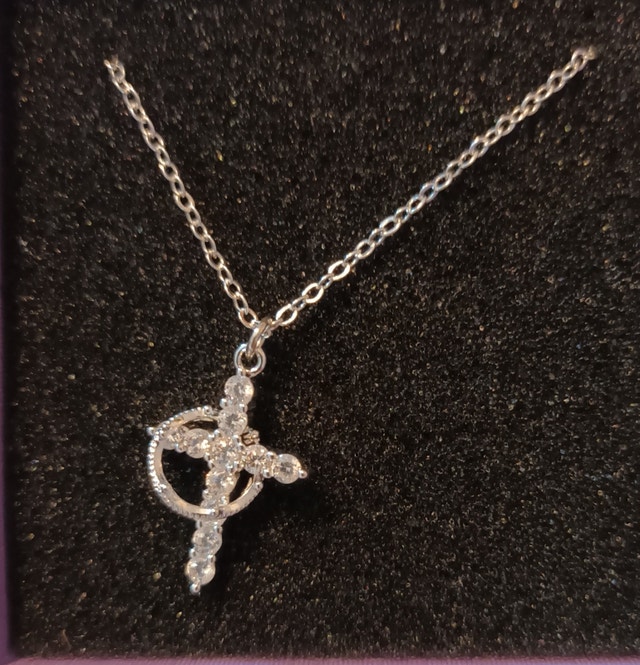 Silvery Cross Zircon Rotating Crown Necklace - photo 4