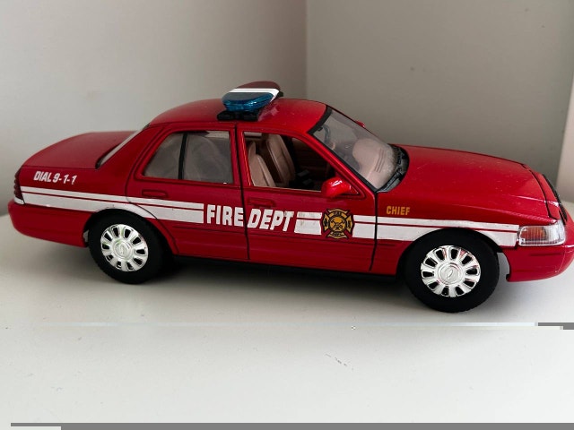 Motormax Law Enforcement Fire Chief 2007 Ford - photo 3