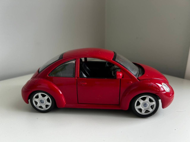 Maisto Volkswagen New Beetle 1:25 Scale Diecast - photo 2