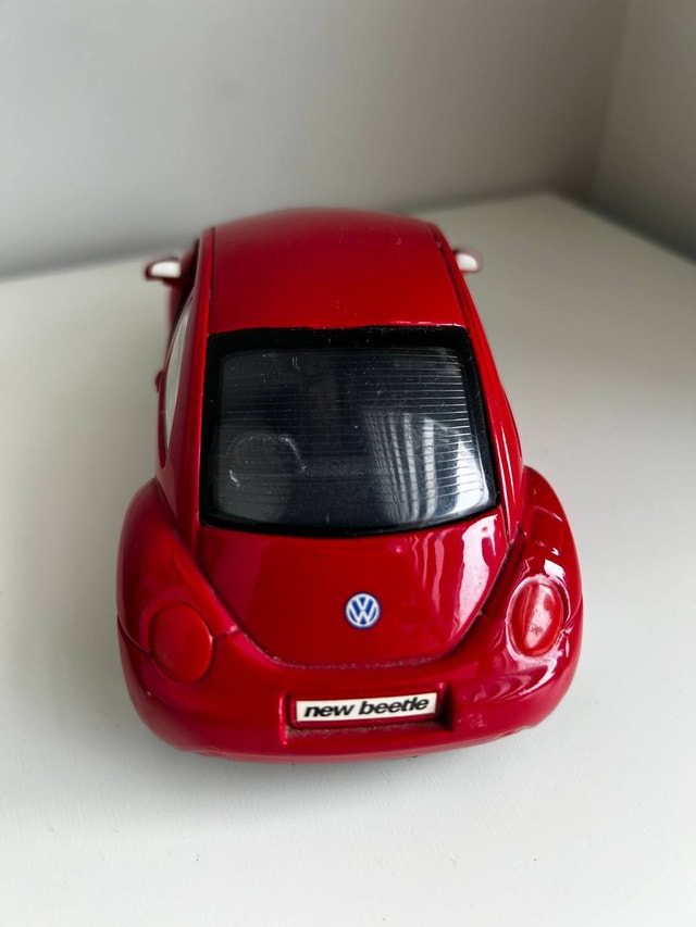 Maisto Volkswagen New Beetle 1:25 Scale Diecast - photo 3