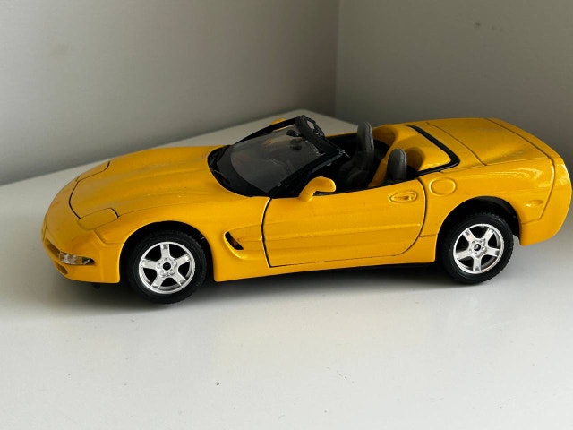 Burago 1:24 1997 Yellow/Gray DieCast Corvette Convertible