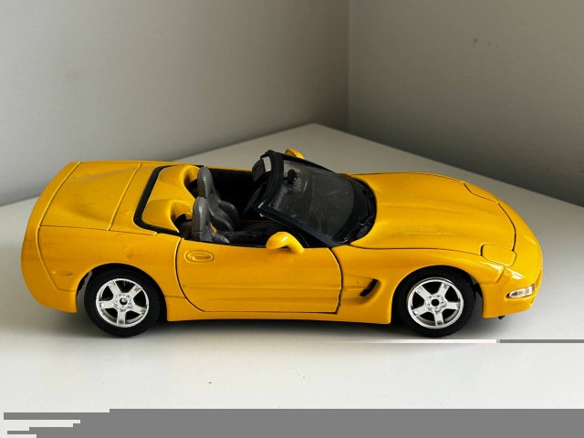 Burago 1:24 1997 Yellow/Gray DieCast Corvette Convertible - photo 2