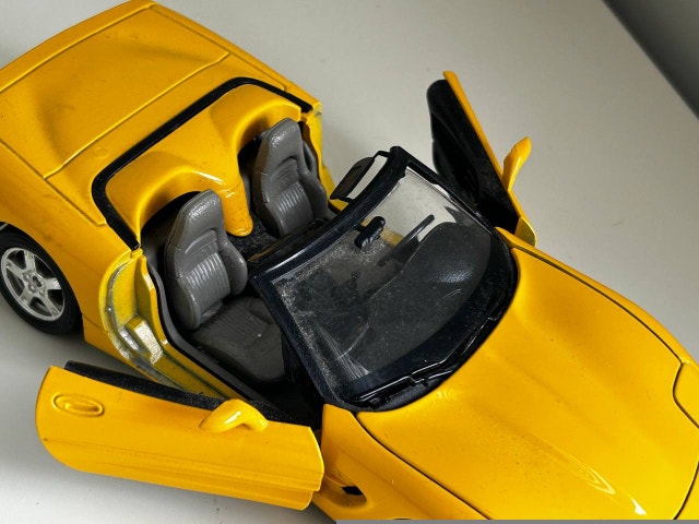 Burago 1:24 1997 Yellow/Gray DieCast Corvette Convertible - photo 3