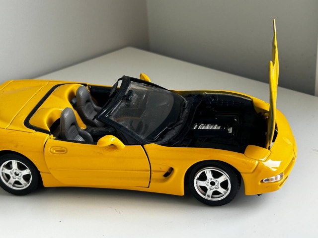 Burago 1:24 1997 Yellow/Gray DieCast Corvette Convertible - photo 4