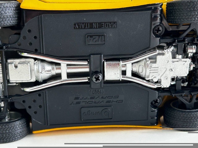 Burago 1:24 1997 Yellow/Gray DieCast Corvette Convertible - photo 5